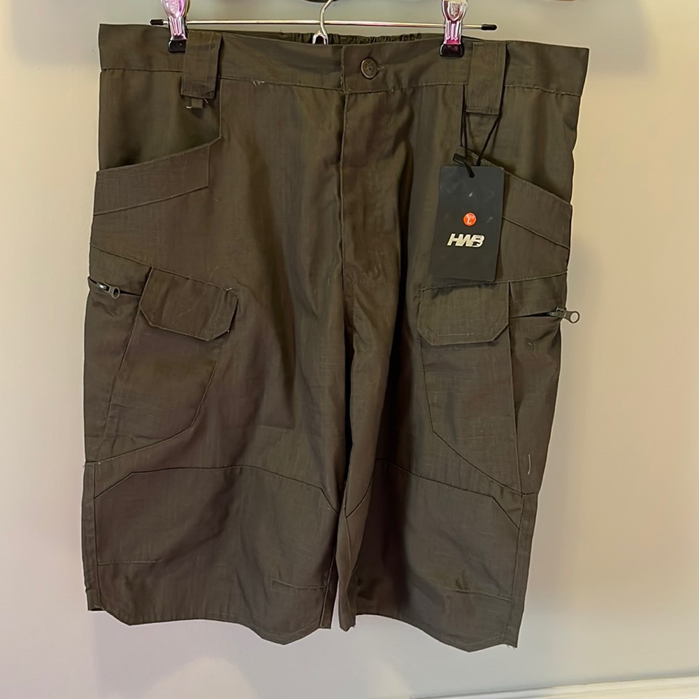 NWT HWB cargo shorts. Light weight. Multiple pockets. Army Green